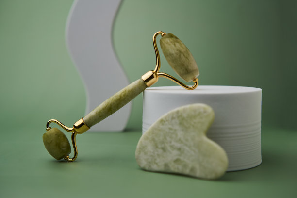 青玉面辊和刮刮刮用于美容面部按摩治疗图片下载