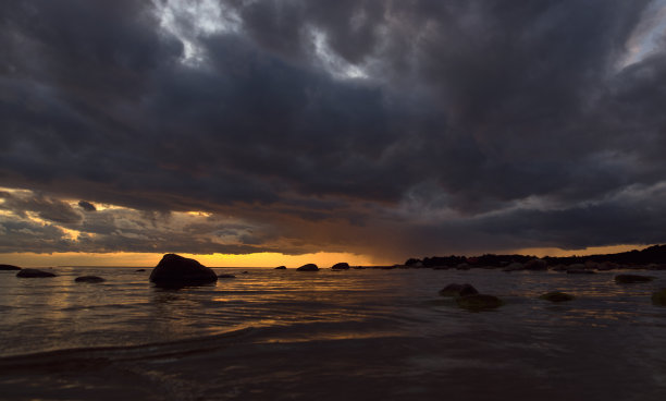 在多云的天空下，海上岩石的美丽照片图片下载