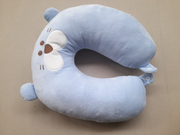 蓝色颈枕，棕色背景。图片下载