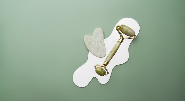 青玉面辊和刮刮刮用于美容面部按摩治疗图片下载