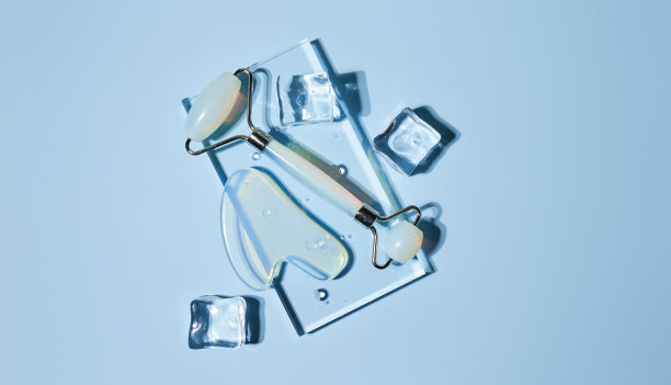 青玉面辊和刮痧用于美容面部按摩治疗图片下载