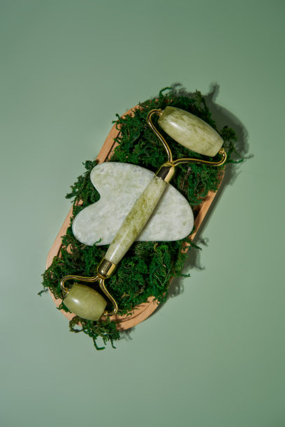 青玉面辊和刮刮刮用于美容面部按摩治疗。图片下载