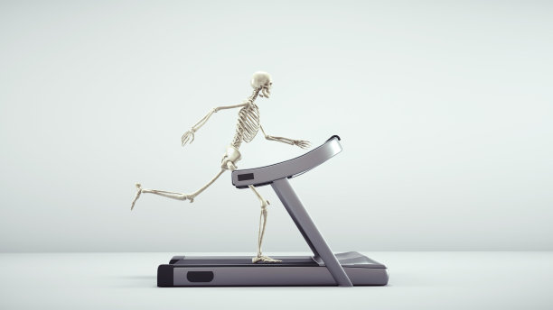 人体骨骼在跑步机上跑步。图片下载