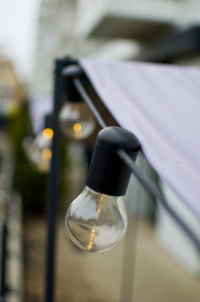 温暖的灯泡串装饰图片下载