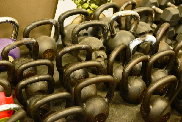 一排排的金属壶铃，其中一些形状像头骨图片下载