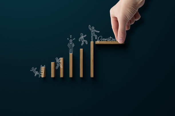 人们爬上木块。图片下载