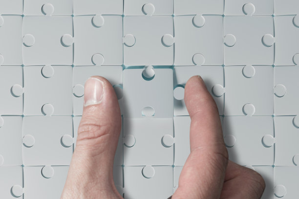 手放一个没有内容的空白拼图。图片下载