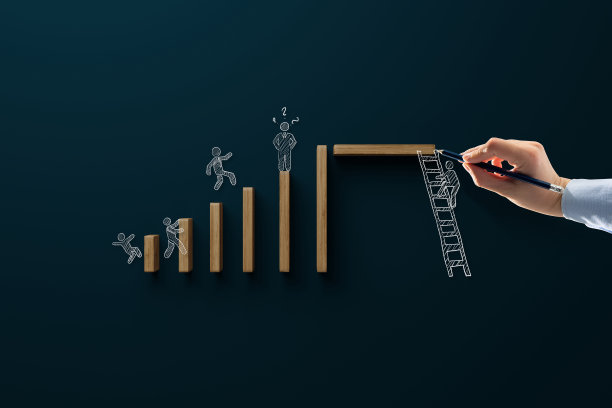 人们爬上木块。图片下载