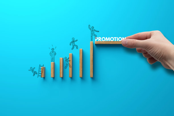 人们爬上木块。图片下载