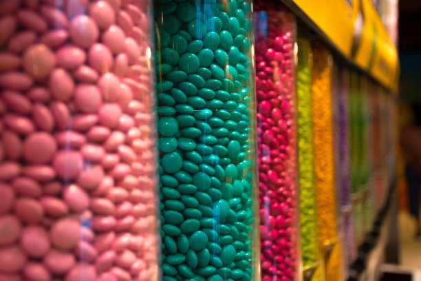 商店里装满五颜六色糖果的罐子的选择性镜头图片下载