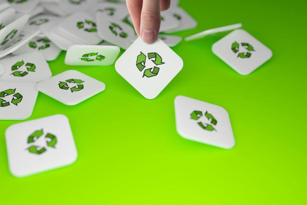 手给予瓷砖与绿色箭头图标作为回收。图片下载