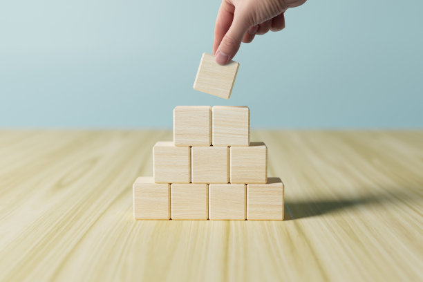 手放一个没有内容的空白木块。图片下载