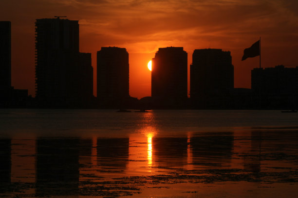 建筑物上的日落图片下载