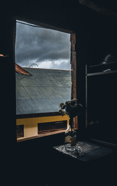 当你从木窗往外看时，看看外面图片下载