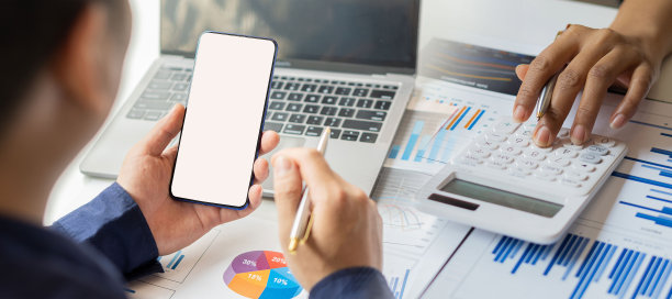 讨论以图表和图形显示的报告。参与概述头脑风暴业务人员审查分析重要的财务报告图片下载