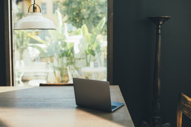 笔记本电脑放在房间的木桌上。图片下载