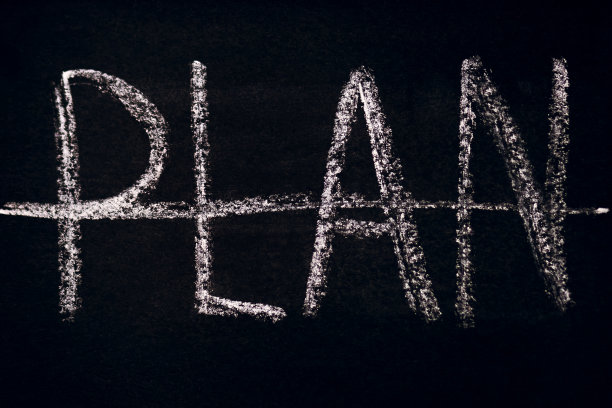 黑黑板上用粉笔划掉的“计划”字样图片下载