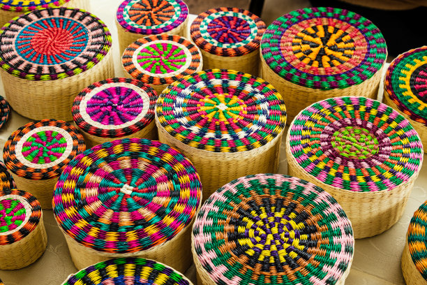 由稻草制成的柳条篮子，产自厄瓜多尔图片下载