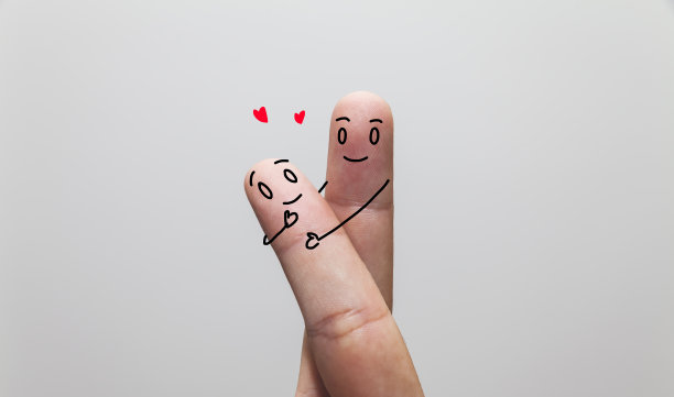 手指和脸的特写镜头，在爱中图片下载