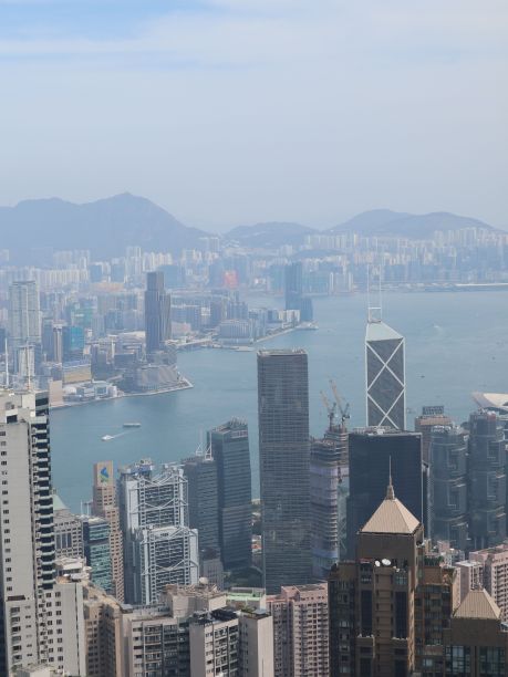 垂直拍摄的现代城市景观在一个阴沉的日子在香港图片下载