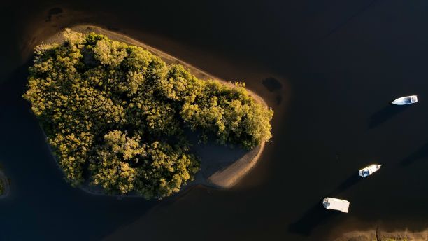 澳大利亚新南威尔士州悉尼萨瑟兰郡的Woronora河被郁郁葱葱的草木环绕图片下载