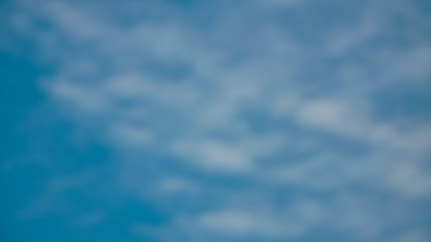 模糊的照片，美丽的天空与云在冬天的下午。戏剧性的多云天空图片下载