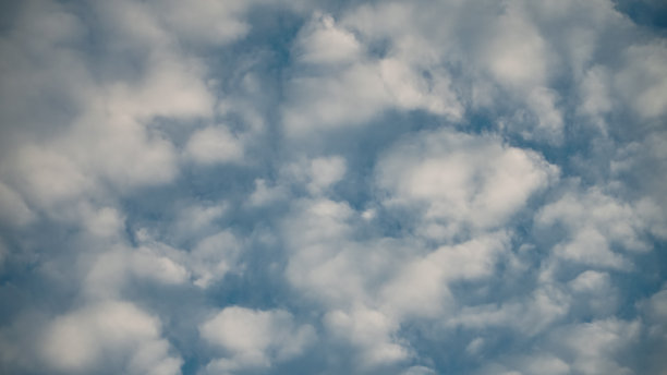 冬天下午美丽的天空有云。戏剧性的多云天空图片下载