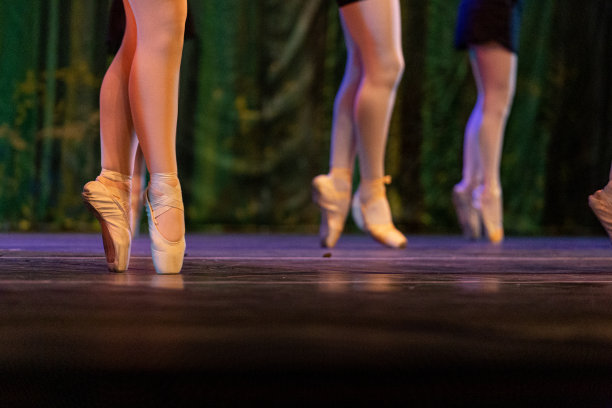 芭蕾舞演员在舞台上的特写镜头图片下载