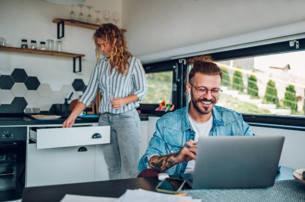 一对夫妻在家工作，在厨房共度时光图片下载