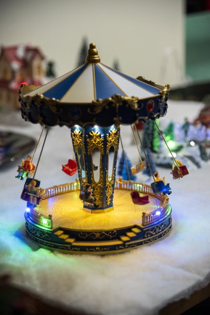 垂直拍摄的儿童旋转木马装饰与模糊的背景图片下载