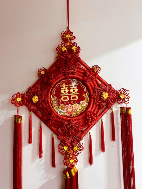 美丽的中国结有双喜，中文的意思是婚姻和爱情图片下载