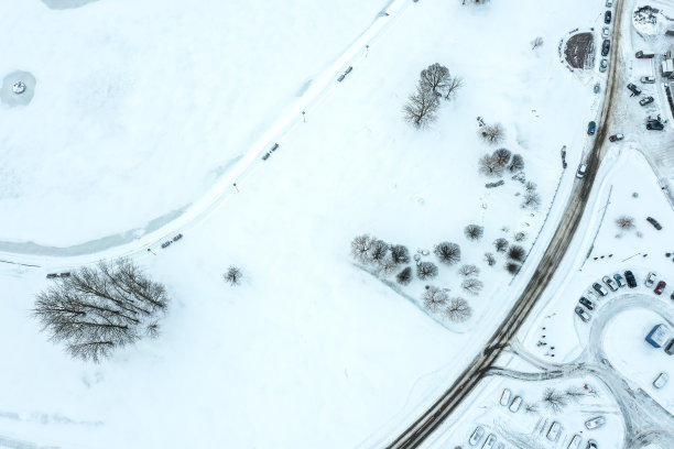 冰雪覆盖的冬季公园景观，冰覆盖的河流，冰冻的裸露的树木和人行道。航拍照片。图片下载