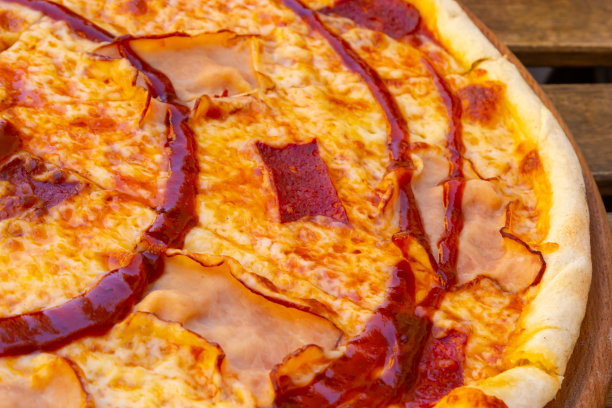 夏日街头咖啡馆木桌上的披萨图片下载