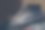 在模糊的背景上，一个破旧的黑色鞋子的特写镜头图片下载