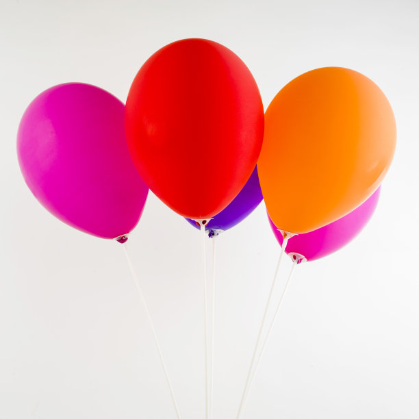 一堆彩色气球孤立在白色背景中。图片下载