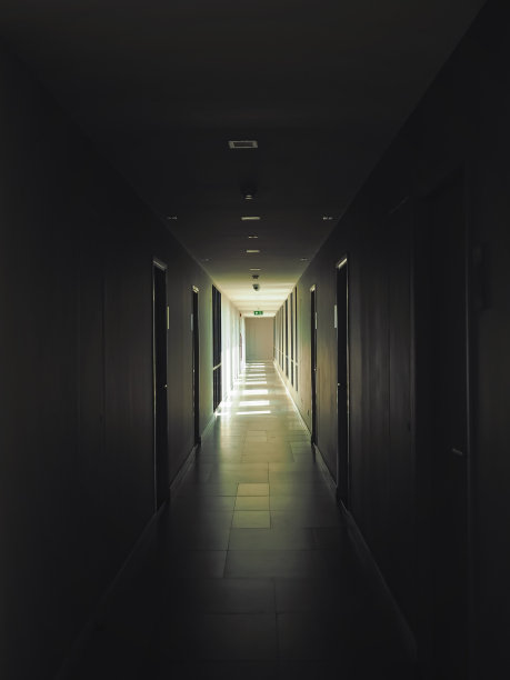 公寓内有玻璃窗的走廊图片下载