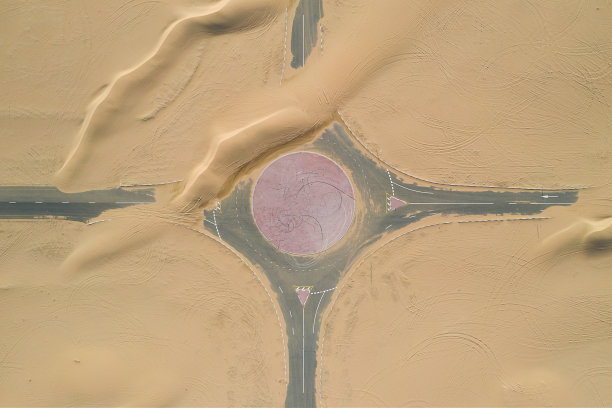 未完工的道路被沙漠覆盖的特写镜头图片下载