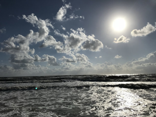 在格鲁吉亚的谢赫韦蒂利，早晨的太阳在平静的海面上拍摄的令人惊叹的照片图片下载