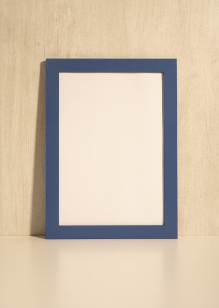 架子上的垂直相框模型。空白文凭框架上米色木墙背景。相框模型。空白文凭框架上的白墙背景。本空间图片下载