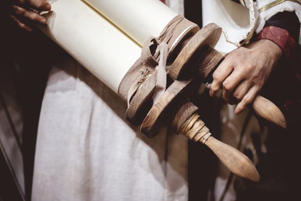 一个人的特写镜头，拿着一份古老的文件卷单图片下载