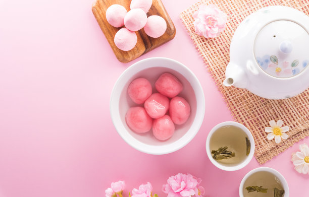 汤圆是中秋节、冬至(冬至)和中国新年的传统美食，以梅花和茶为背景。图片下载