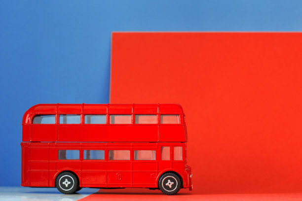 红色双层旅游巴士——英国的象征。极简主义的旅行背景。英国国旗颜色图片下载