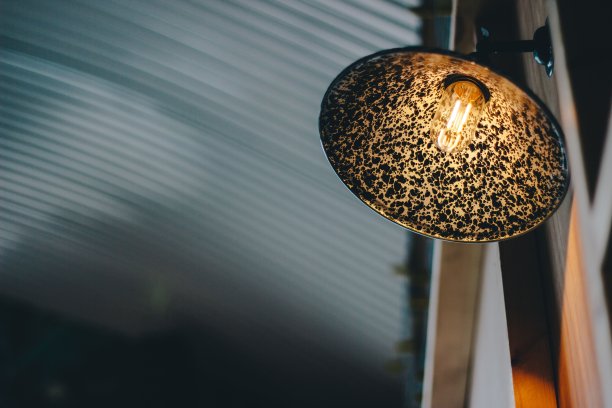 一个有趣设计的灯的低角度选择性聚焦镜头图片下载