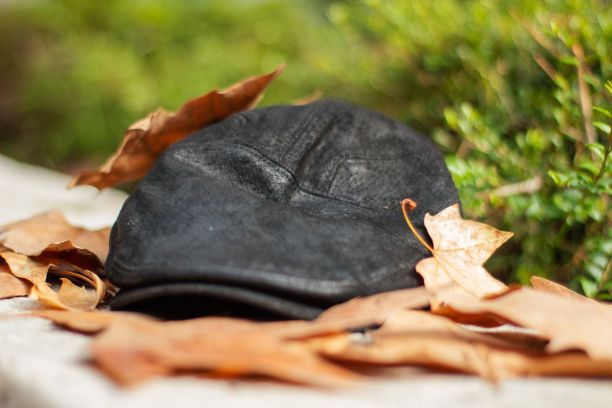 帽子和树叶一起掉在了街上。图片下载