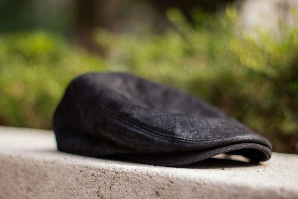 把帽子扔在长凳上。图片下载