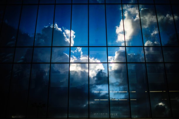 从波兰波兹南一座建筑的窗户捕捉到的蓝天上美丽的云朵图片下载