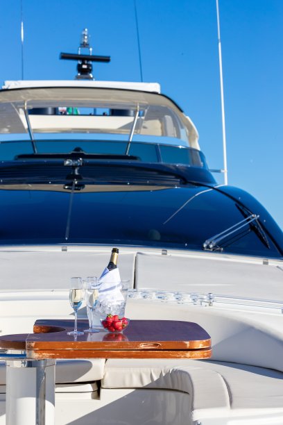 游艇上桌子上的香槟图片下载