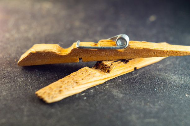 一个破碎的木制晾衣夹的特写镜头图片下载