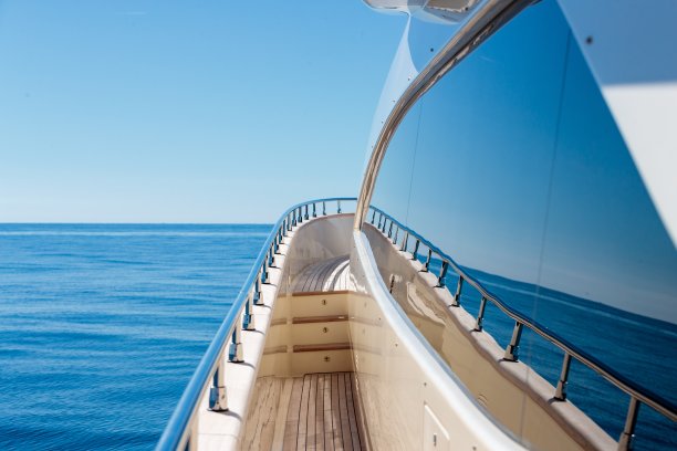 在蓝天下，从海上的游艇上拍摄的美丽照片图片下载