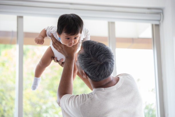 快乐的年轻人父亲抱着兴奋快乐的小儿子图片下载
